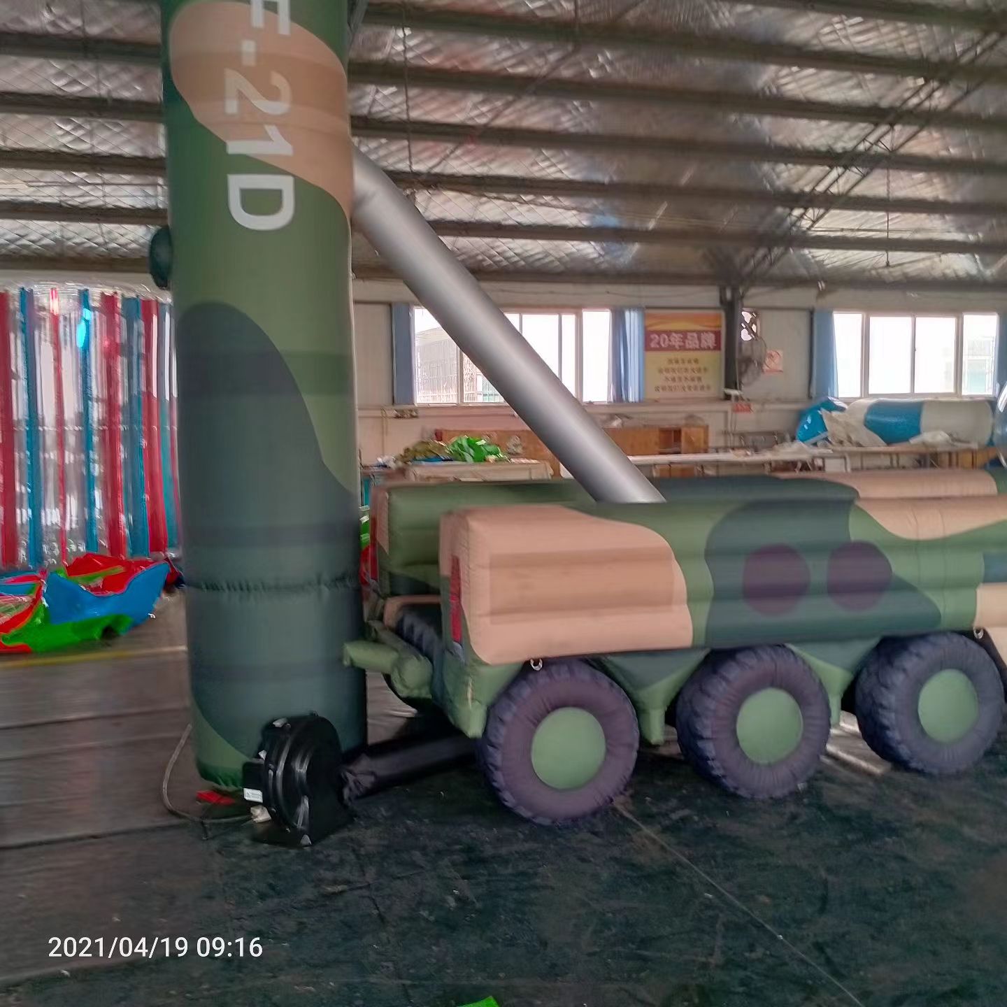 吴忠军事演习中的充气目标车辆：模拟发射车雷达车坦克飞机